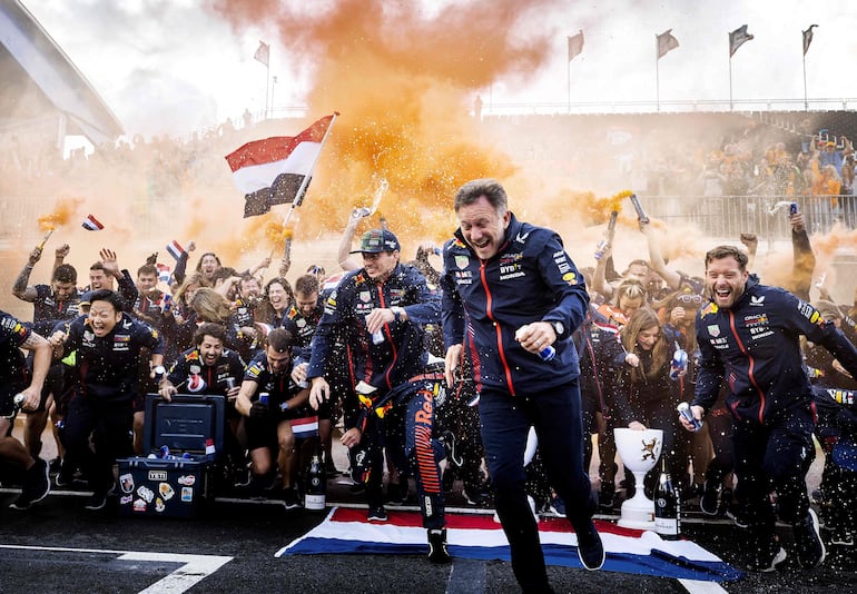 Alocada celebración del equipo Red Bull con la novena victoria consecutiva de Max Verstappen, esta vez en su propia casa.