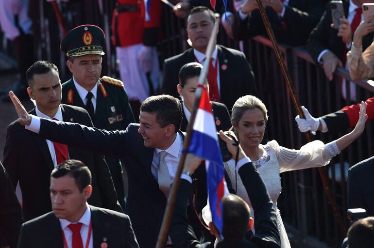 Santiago Peña y su esposa Leticia Ocampos saludan a los asistentes al acto de asunción al mando como presidente de la República del primero. 