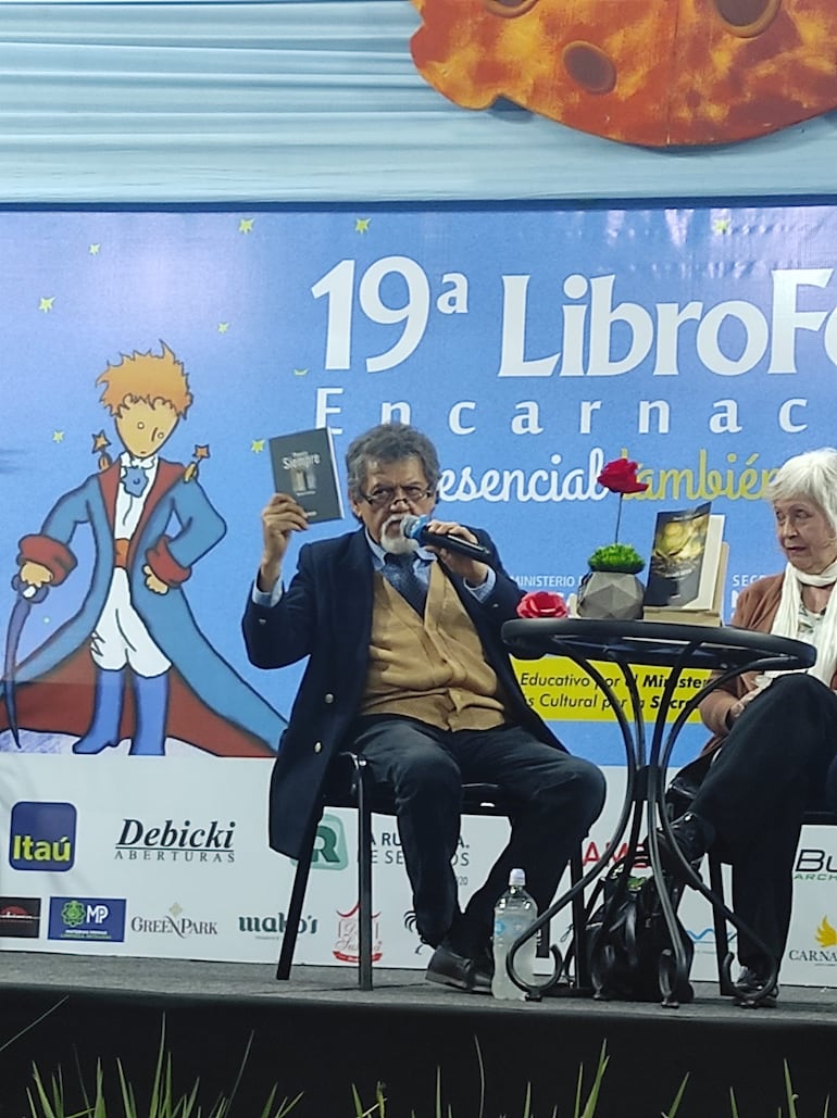 El escritor presentó su libro Poesía Siempre, en  el encuentro de la Libroferia de Encarnación 2023.  Aquí, junto a la poeta y narradora Sussy Delgado durante el evento.