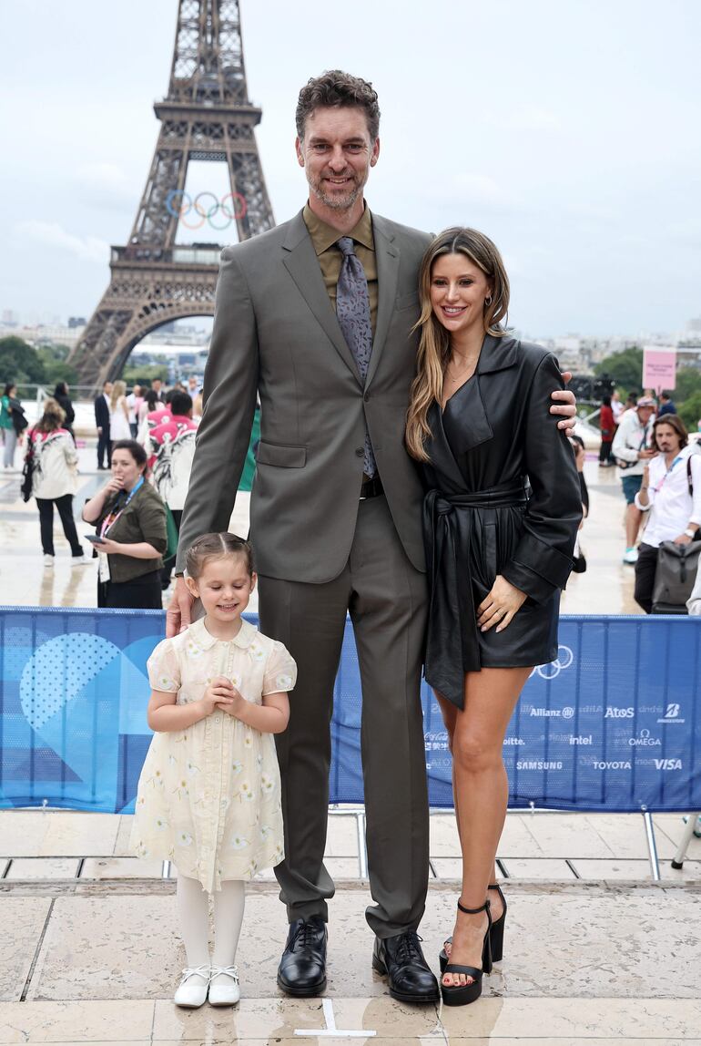 El exjugador de baloncesto español Pau Gasol posa para las fotos con su esposa Catherine McDonnell y su hija al llegar a la alfombra roja de la ceremonia inaugural de los Juegos Olímpicos de París 2024.
(EFE/EPA/CHRISTOPHE PETIT TESSON / POOL)
