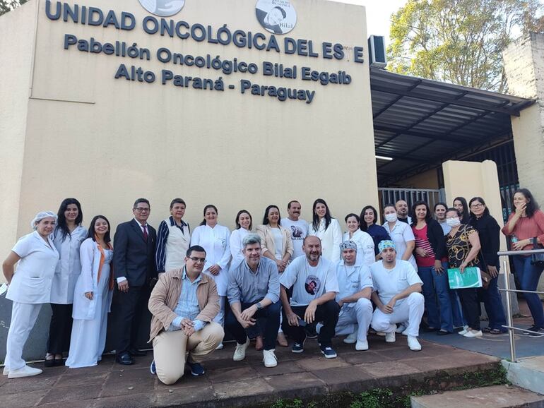 Los pacientes y profesionales de la salud posan frente al pabellón oncológico, luego de la habilitación oficial del horario extendido.