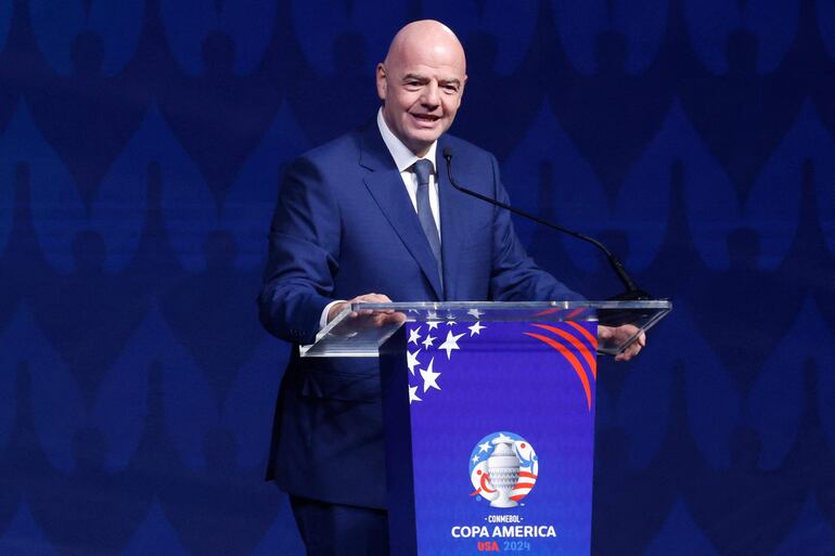 Gianni Infantino, presidente de la FIFA, habla durante el sorteo oficial de la CONMEBOL Copa América 2024 en el James L. Knight Center el 7 de diciembre de 2023 en Miami, Florida.