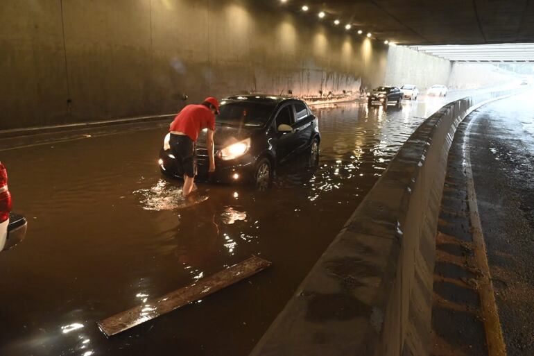 Como pasa seguidamente, el superviaducto volvió a inundarse hoy con la lluvia que se registra en la Navidad.