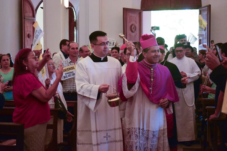 Monseñor Miguel Ángel Cabello ingresando a la Catedral de Villarrica en el día de su Toma de Posesión Canónica.