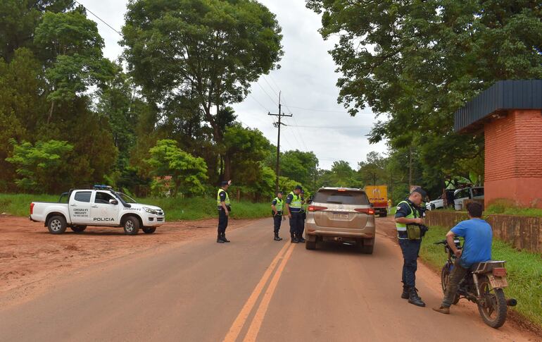 Estrictos controles en puntos de acceso a la ciudad de Paso Yobái.