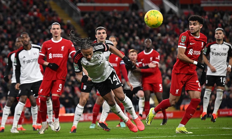 Bobby Decordova-Reid, del Fulham, cabecea el balón ante la presencia del colombiano Luis Díaz, del Liverpool, durante el partido disputado ayer en Anfield.