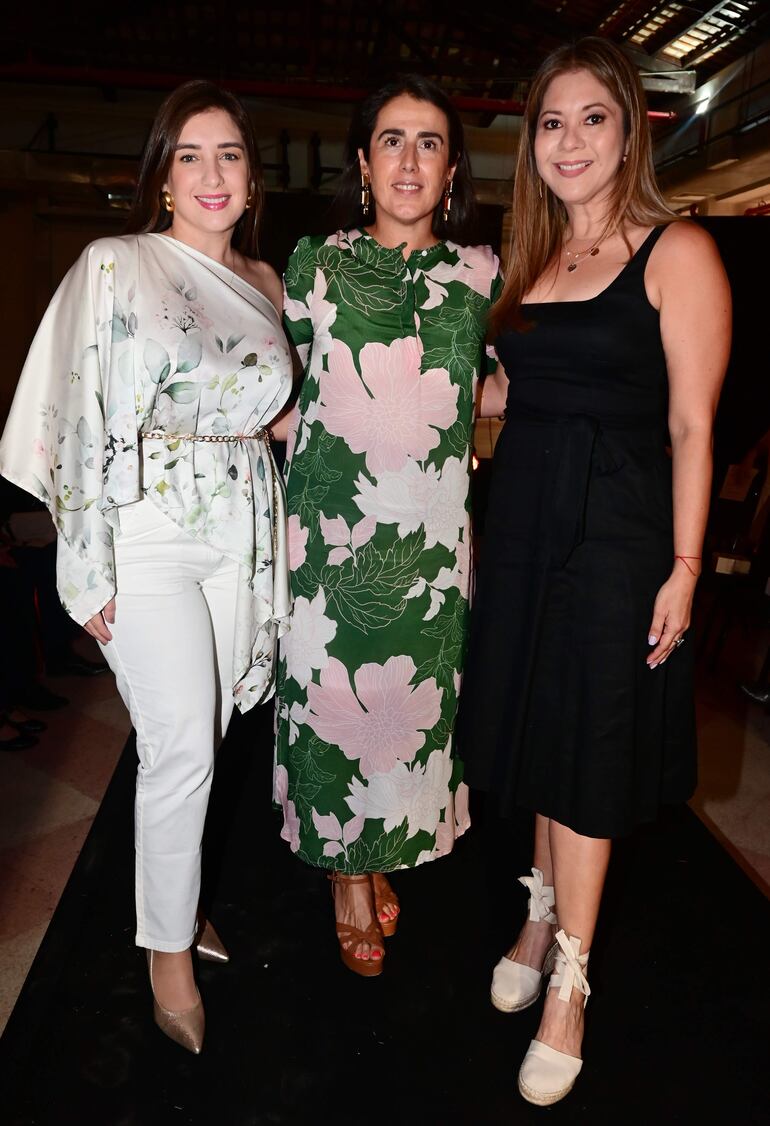 Sanie Jiménez, Carmen Castiella Ruiz de Velasco, embajadora de España junto a Melva De Gracia-Han. 