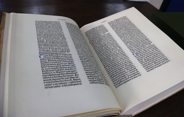 Una de las siete réplicas de la biblia de Gutenberg, en la Biblioteca Nacional de Paraguay en Asunción. 