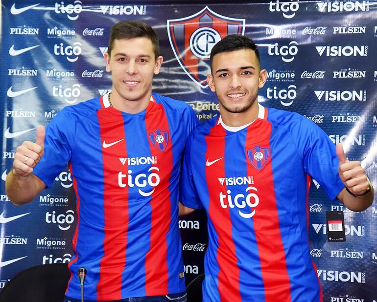 El argentino Diego Churín (I) y el paraguayo Alfio Oviedo durante sus presentaciones como refuerzos de Cerro Porteño en la temporada 2017. 