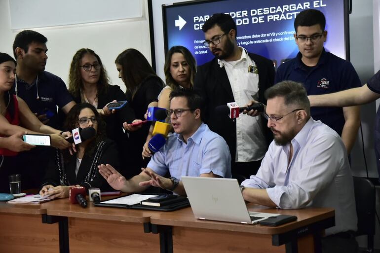 Conferencia de prensa del Cones sobre las carreras de medicina que fueron habilitadas en los primeros dos meses del año.