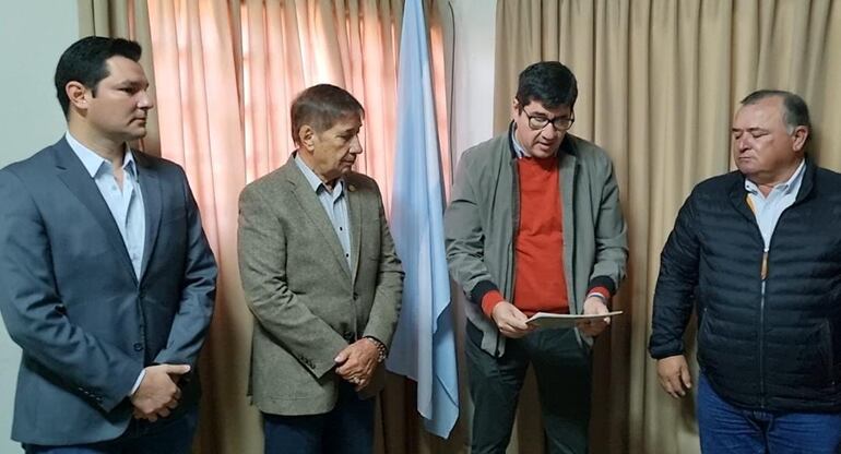 El exgobernador de Ñeembucú Emmanuel Cuevas (primero a la izquierda) asumió como nuevo coordinador social de la EBY en Ñeembucú, en reemplazo de Antonio Attis (segundo a la izquierda).