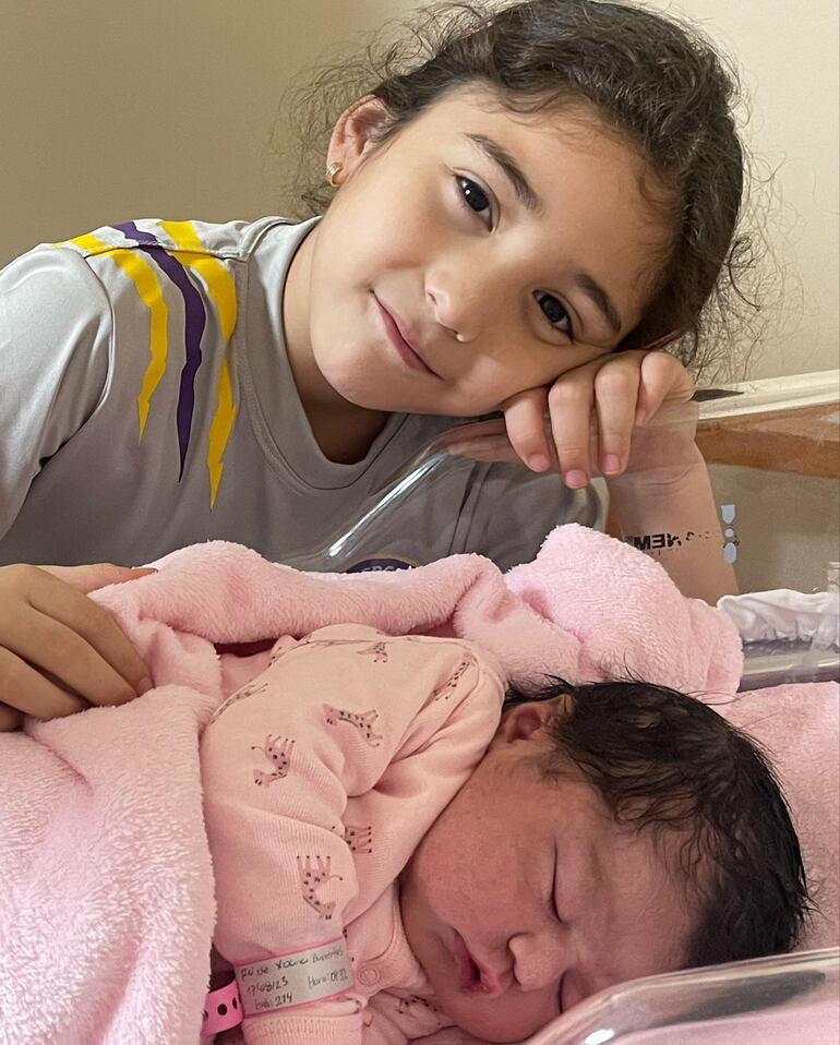 Una tierna postal. La hermana mayor conociendo a Chiara Bella Salazar. (Instagram/Víctor Ezequiel Salazar)