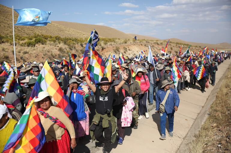 Simpatizantes del expresidente de Bolivia, Evo Morales, participan en una marcha, en Caracollo (Bolivia).