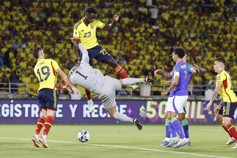 Davinson Sánchez (arriba) de Colombia disputa el balón de Alisson portero de Brasil, en un partido de las Eliminatorias Sudamericanas para la Copa Mundial de Fútbol 2026 entre Colombia y Brasil en el estadio Metropolitano en Barranquilla (Colombia). EFE/ Mauricio Dueñas Castañeda