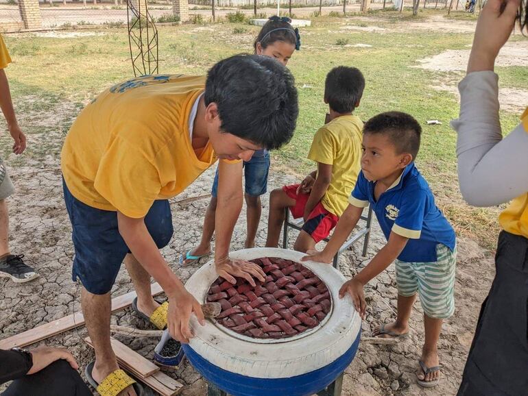 La interacción con los niños fue a través de señas y prácticas.
