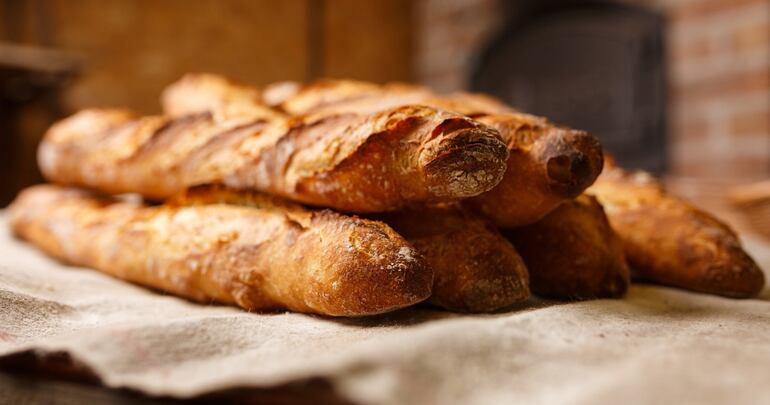 El pan baguette es un ícono de la cultura francesa y un alimento apreciado en  todo el mundo.