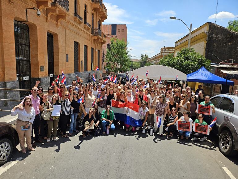 Escribanos se manifestaron frente al Ministerio de Economía y Finanzas.