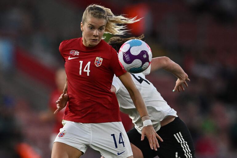 Ada Hegerberg (i), en acción durante la última Eurocopa 2022, con la selección de Noruega.