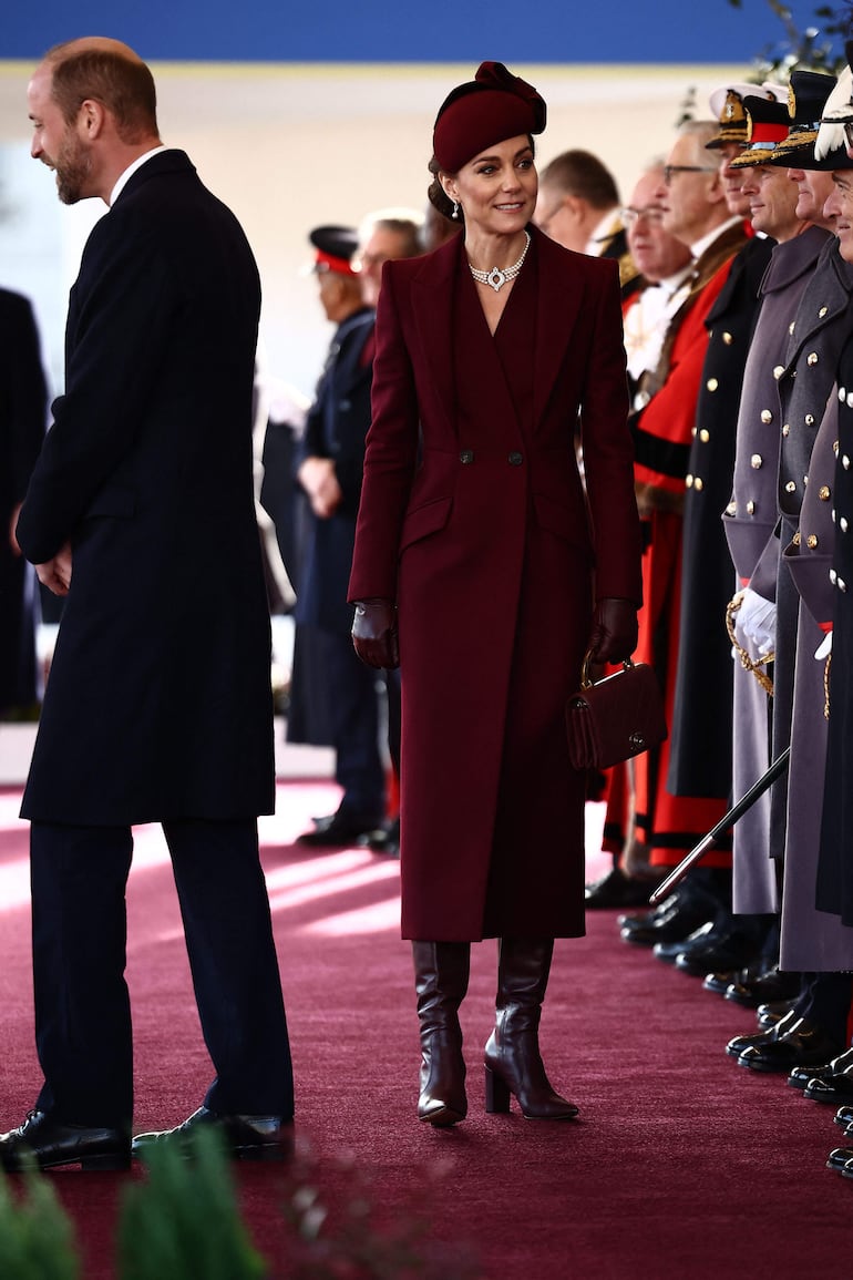 Acá se puede apreciar el look completo de Kate Middleton en su primera aparición oficial tras su diagnóstico de cáncer. (HENRY NICHOLLS / POOL / AFP)