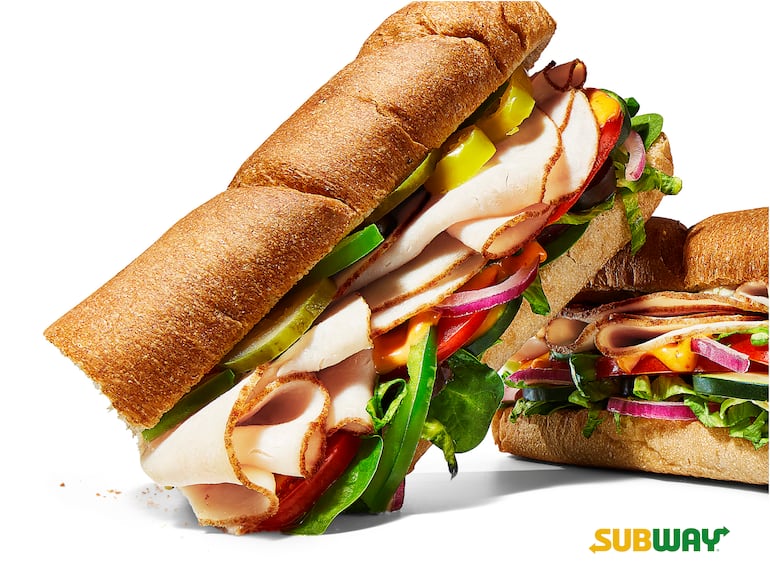 Subway es una de las marcas de restaurantes más grandes del mundo, que ofrece un menú apetitoso con opciones frescas y saludables de sándwiches, ensaladas y wraps variados.