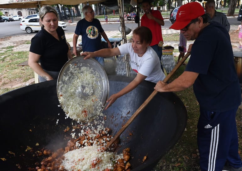 Voluntarios preparan una "olla popular" para los afectados por el incendio en el barrio Ricardo Brugada.