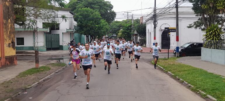 Más de 300 atletas corrieron por las calles de la ciudad de Pilar.