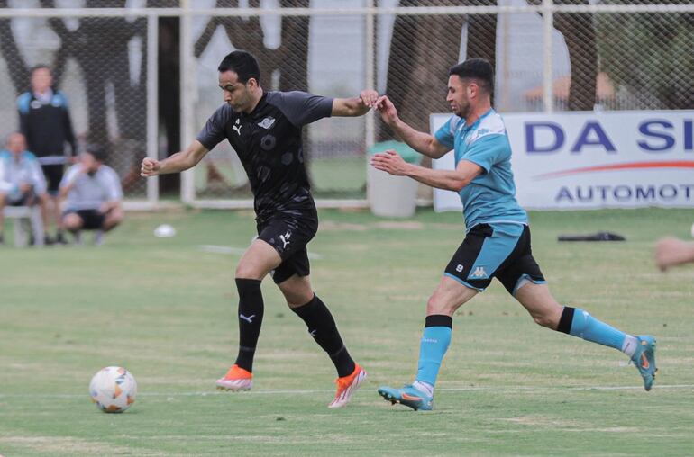 Salida del zaguero Luis Cardozo (35) ante la persecución  del exgumarelo Adrián Martínez (32). Foto: Libertad