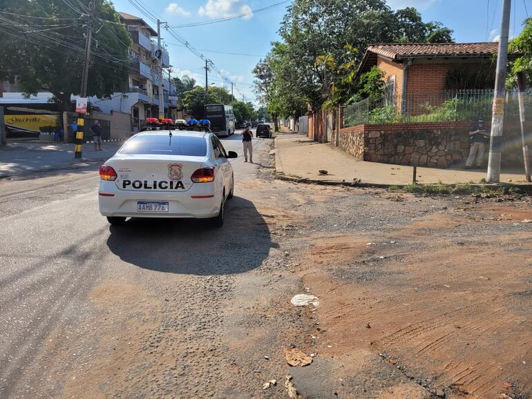 Efectivos policiales en zona de los disparos a hinchas olimpistas en el barrio Nazareth. (gentileza).