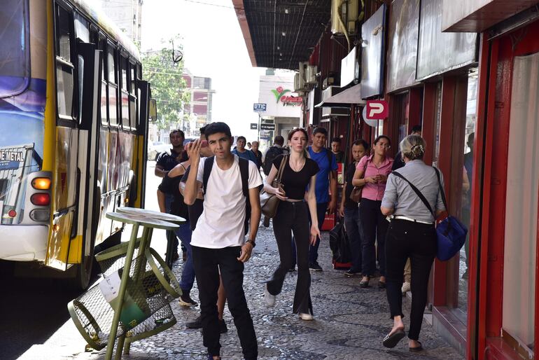 En este momento los pasajeros se siguen aglomerando en las paradas ante la falta de buses.