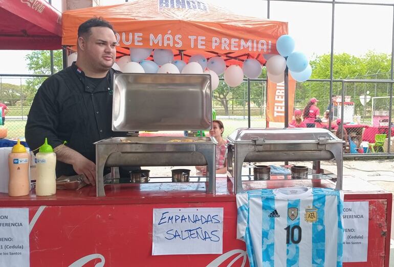 Sebastián de los Santos, de Argentina, ofreció empanadas salteñas en su puesto.