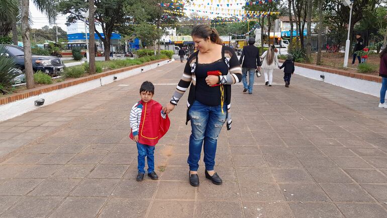 Niños vestidos como el protector, San Pedro Apóstol.