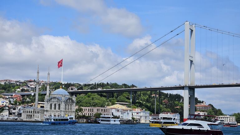 Vista del estrecho del Bósforo en Estambul, Turquía.