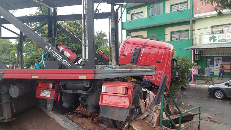 Tractocamión queda atravesado en plena ruta PY 01 en Ñemby.