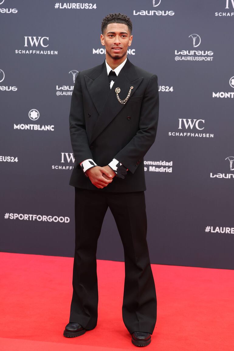 El futbolista del Real Madrid Jude Bellingham con un impecable y sobrio look pasó por la alfombra roja de los Premios Laureus en el Palacio Cibeles de Madrid. (EFE/ Kiko Huesca)
