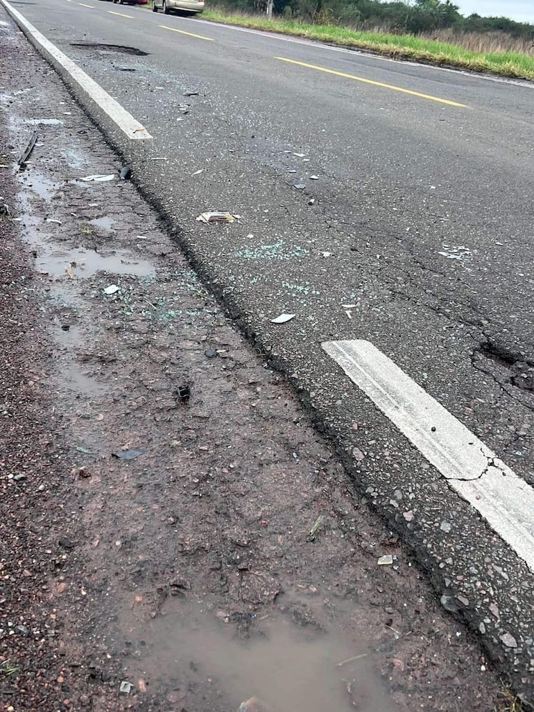 El cráter de la ruta PY01 que habría sido  causante del choque frontal de dos vehículos dejando dos jóvenes víctimas.