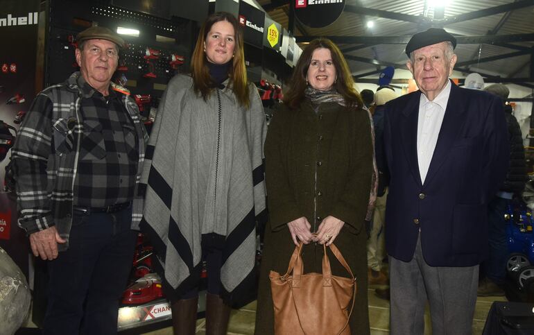 Ewald Issak, Cristina Goralewski, Anselmita Hempel y Carlos Martínez Gamba.