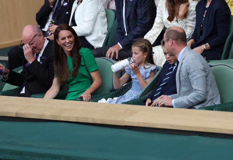 Los príncipes de Gales con sus hijos Charlotte y George disfrutaron de la final de Wimbledon. (EFE/EPA/ISABEL INFANTES)
