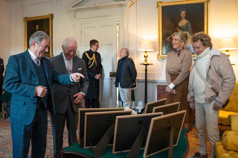 Penny Lancaster y Rod Stewart junto al rey Carlos III. (Jane Barlow / POOL / AFP)