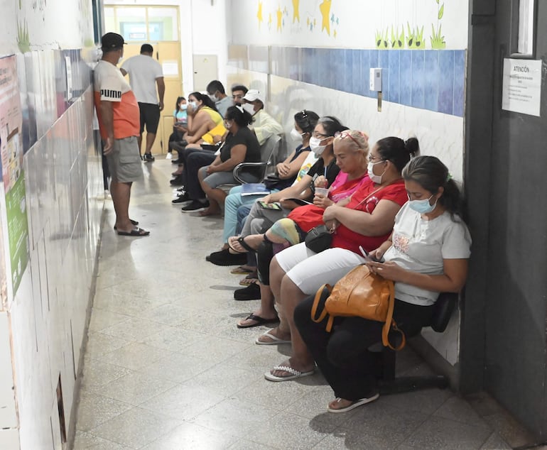 Pasillo del Hospital Barrio Obrero, copado de pacientes con cuadros febriles.