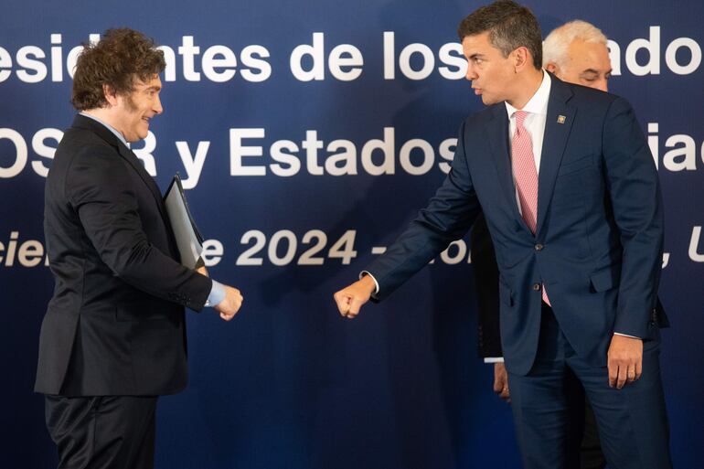 El presidente de Argentina, Javier Milei (i), se despide de su homólogo de Paraguay, Santiago Peña, luego de la foto oficial en la sede del Mercosur, en Montevideo (Uruguay).