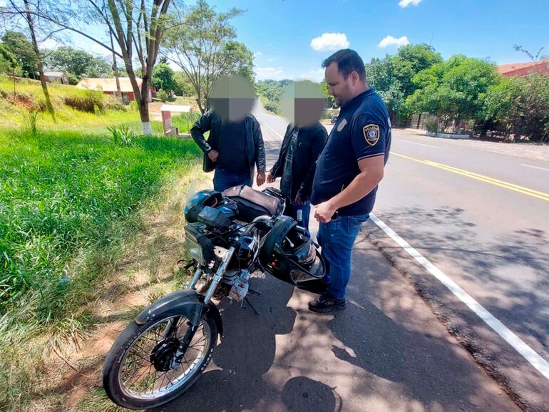 El subcomisario Blas Bordón, de Investigaciones de Curuguaty,
junto al detenido (centro) y un amigo del mismo.