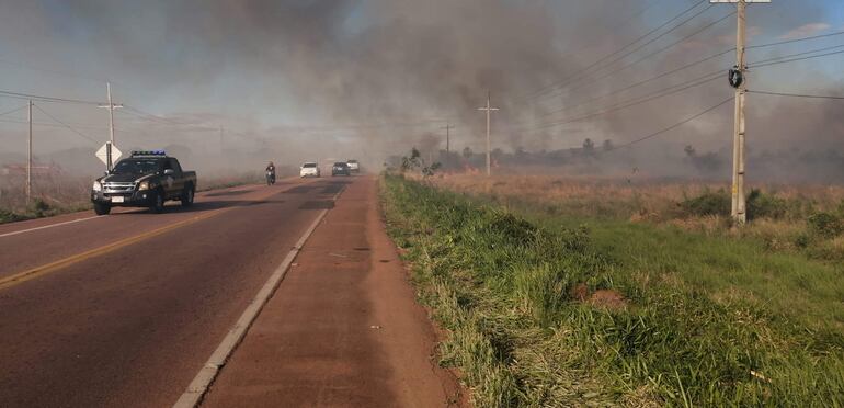 Bomberos procuran extinguir el incendio, mientras agentes de la Patrulla Caminera dirigen el tránsito.