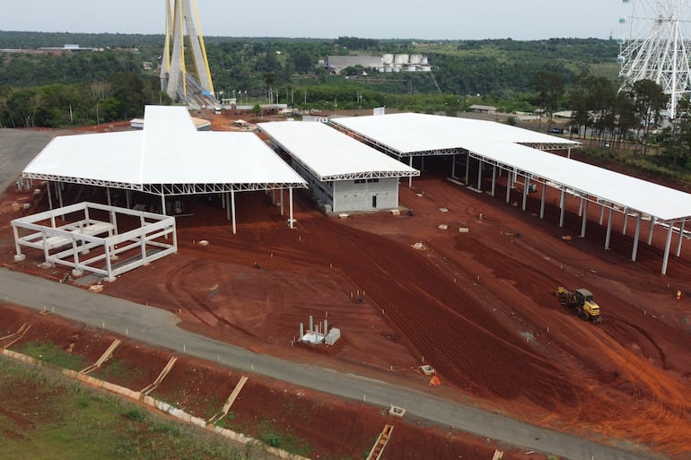 Las obras complementarias del Puente de la Integración culminarán recién en 2025. La imagen corresponde al margen brasileño.