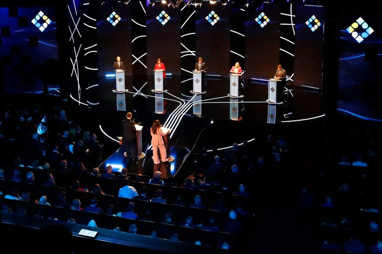 Los presidenciables argentinos, durante el debate de ayer, de cara a las elecciones del 22 de octubre. (AFP)