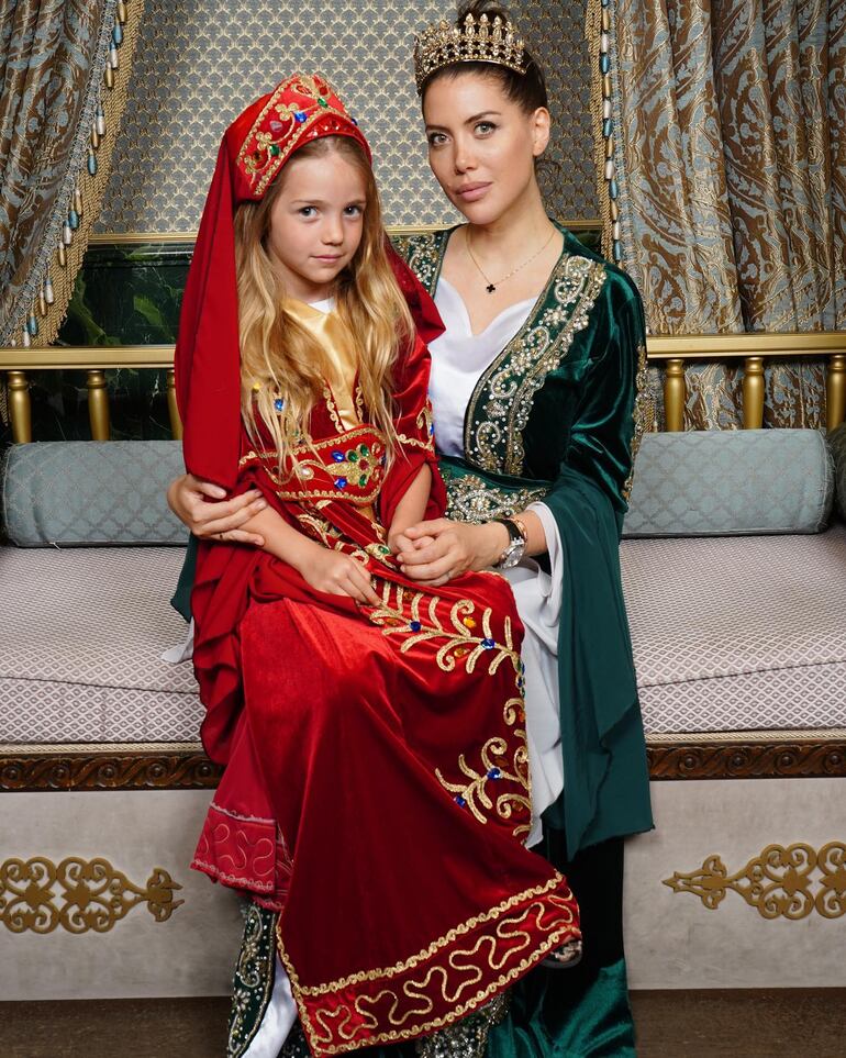 La princesita Isabella Icardi en el regazo de mamá Wanda Nara. (Instagram/Wanda Nara)