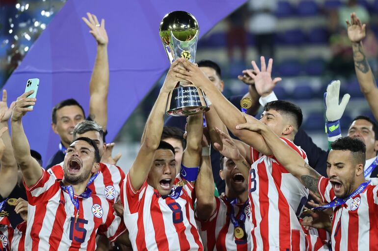 Los jugadores de Paraguay celebran la clasificación a Los Juegos Olímpicos París 2024 y la consagración de campeón del Preolímpico 2024 en el estadio Nacional Brígido Iriarte, en Caracas, Venezuela.