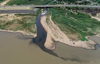 Contaminación del arroyo Mburicaó llega hasta el río Paraguay.