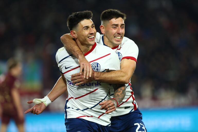 El paraguayo Adam Bareiro (i), jugador de San Lorenzo de Almagro, festeja un gol en el partido contra Lanús por la primera fecha de la Copa de la Liga 2023 de Argentina.