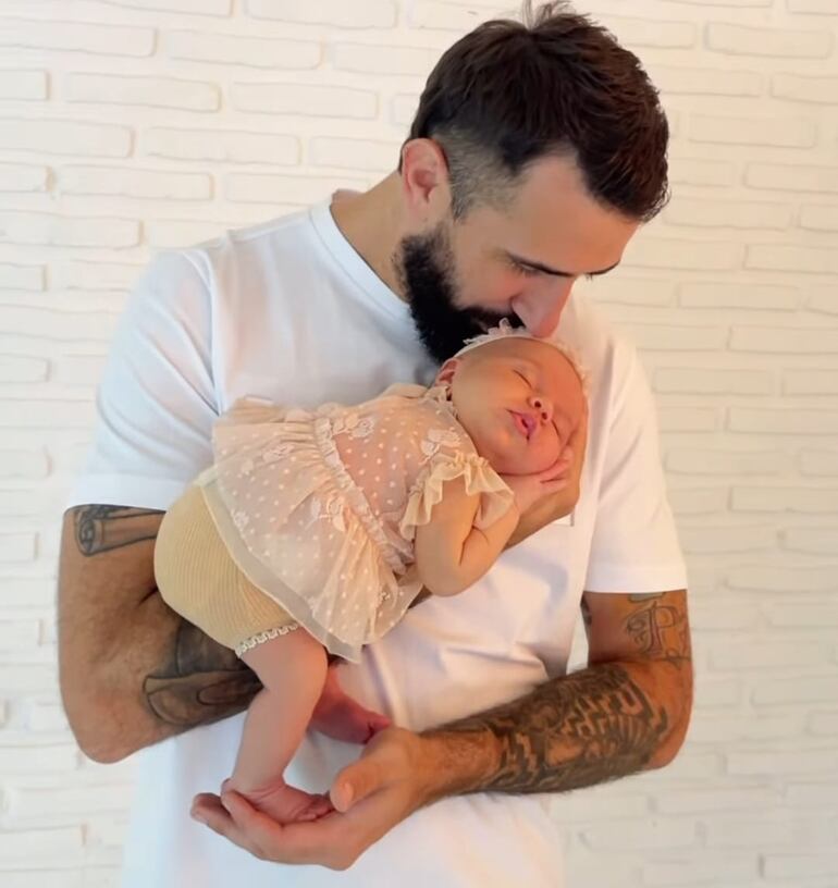 El orgulloso papá Lucas Pratto dando un beso a la dulce Bianca. (Instagram/Luciana Lozano)