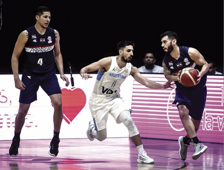 Los seleccionados Juniors Peralta y Édgar Riveros, contra Argentina. En una ventana mundialista.